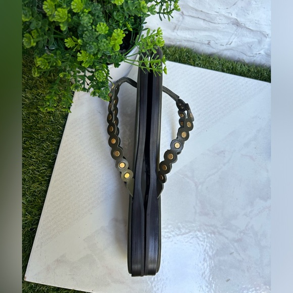 TORY BURCH BENTON SCALLOPED
SANDALS THONGS IN LECCIO GREEN BRASS women size 9.5 - Picture 11 of 17